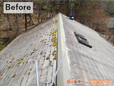茅野市白樺高原別荘屋根カバー工法　塗膜が剥がれて白くなっている施工前の屋根